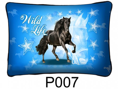 (P007) Párna 37 cm x 27 cm - Fekete ló Wild Life - Lovas ajándékok